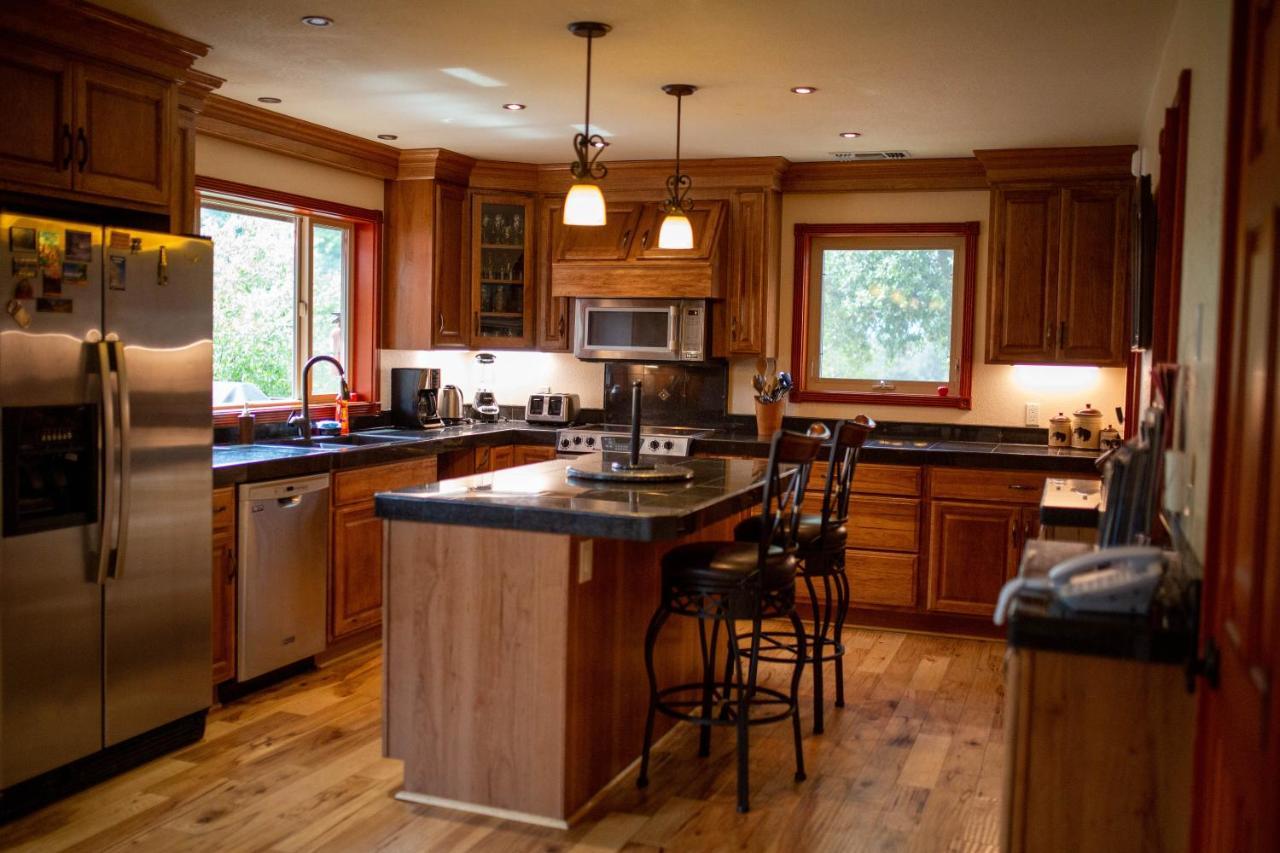 Riverfront Property With Waterfalls Near Yosemite And Bass Lake Oakhurst Eksteriør bilde